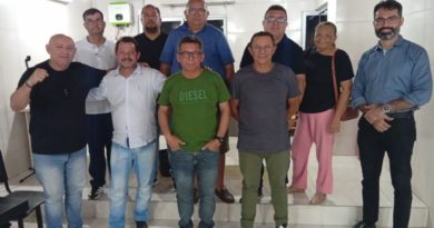 Foi realizada no final da tarde de ontem, dia 18/12, uma reunião envolvendo os diretores do Sindágua/RN da capital e do interior do Estado, bem como o assessor jurídico do sindicato, Jair Olímpico, no auditório da sede desta entidade sindical. A pauta foi o debate envolvendo a Parceria Público Privada - PPP, a possível privatização da Caern e o Projeto de Lei que tramita na Assembleia Legislativa. Discorreram sobre os temas como convidados do Sindágua/RN o Superintendente Regional do Trabalho e Emprego no Rio Grande do Norte (SRTE/RN), Cláudio Gabriel de Macedo Júnior, e o representante dos trabalhadores no Conselho de Administração da Caern, Francisco Rogério Pereira de Oliveira. Foi um momento muito elucidativo sobre as demandas da categoria que vai nortear as atividades sindicais para 2026.