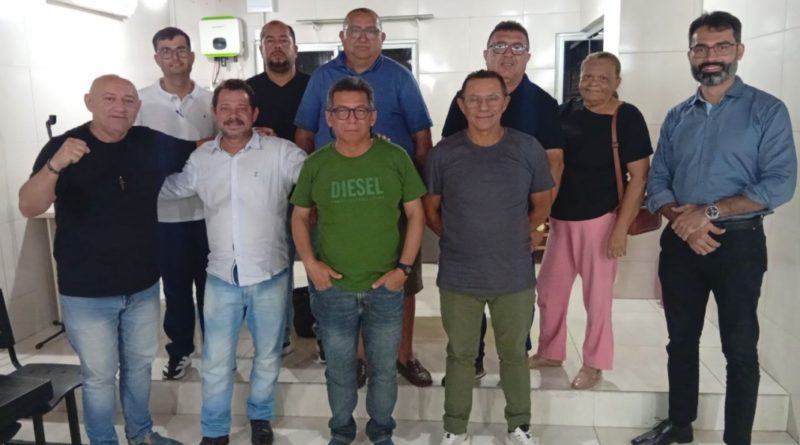 Foi realizada no final da tarde de ontem, dia 18/12, uma reunião envolvendo os diretores do Sindágua/RN da capital e do interior do Estado, bem como o assessor jurídico do sindicato, Jair Olímpico, no auditório da sede desta entidade sindical. A pauta foi o debate envolvendo a Parceria Público Privada - PPP, a possível privatização da Caern e o Projeto de Lei que tramita na Assembleia Legislativa. Discorreram sobre os temas como convidados do Sindágua/RN o Superintendente Regional do Trabalho e Emprego no Rio Grande do Norte (SRTE/RN), Cláudio Gabriel de Macedo Júnior, e o representante dos trabalhadores no Conselho de Administração da Caern, Francisco Rogério Pereira de Oliveira. Foi um momento muito elucidativo sobre as demandas da categoria que vai nortear as atividades sindicais para 2026.